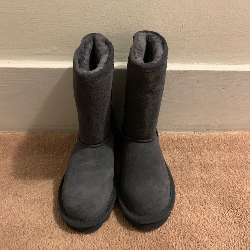 Brand new Bearpaw Elle short boots. Gray in color, size 7